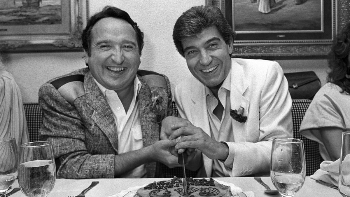 Imagen del 20/06/1986.- Los actores Andrés Pajares (d) y Fernando Esteso, cortan una tarta para celebrar su unión teatral, en el espectaculo titulado "En vivo y en directo". EFE/Manuel P. Barriopedro