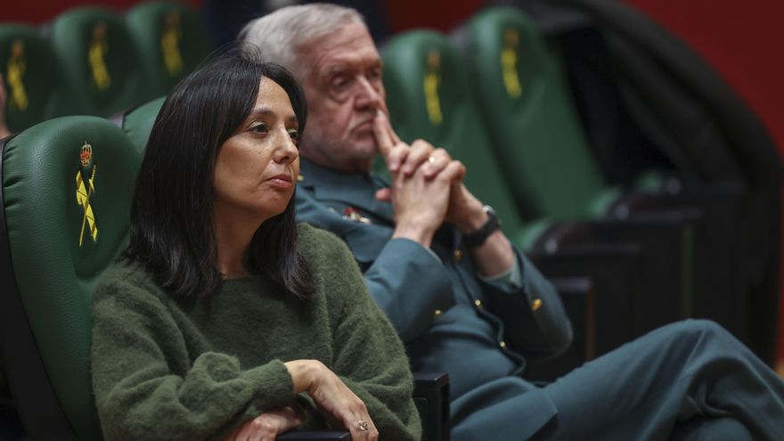 La directora de la Guardia Civil, Mercedes González, sigue una rueda de prensa de Marlaska en enero de 2026.