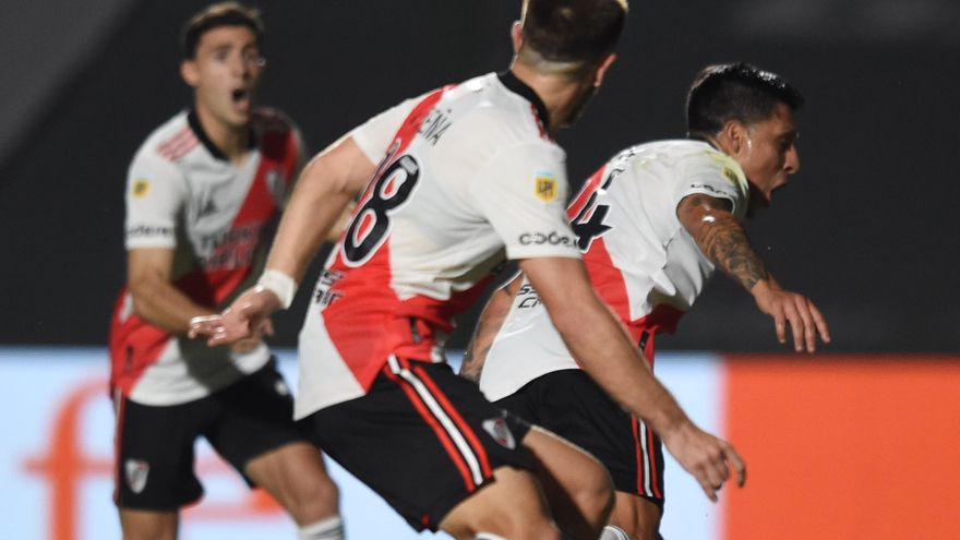 River venció sobre la hora a Sarmiento en Junín y acecha al puntero Lanús