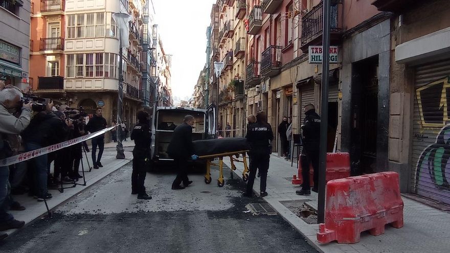 Forenses trasladan el cuerpo de la víctima tras el levantamiento del cadáver este miércoles