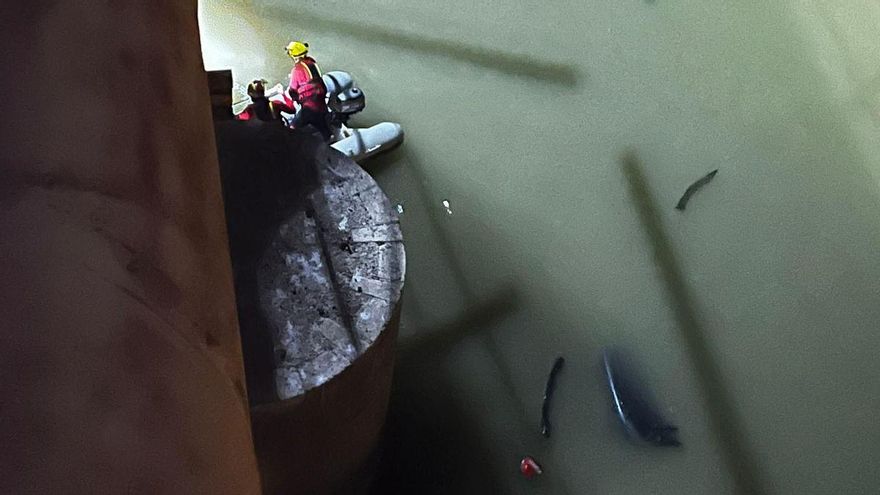 Grave accidente tras caer un vehículo por el puente de la presa de Alcalá del Río