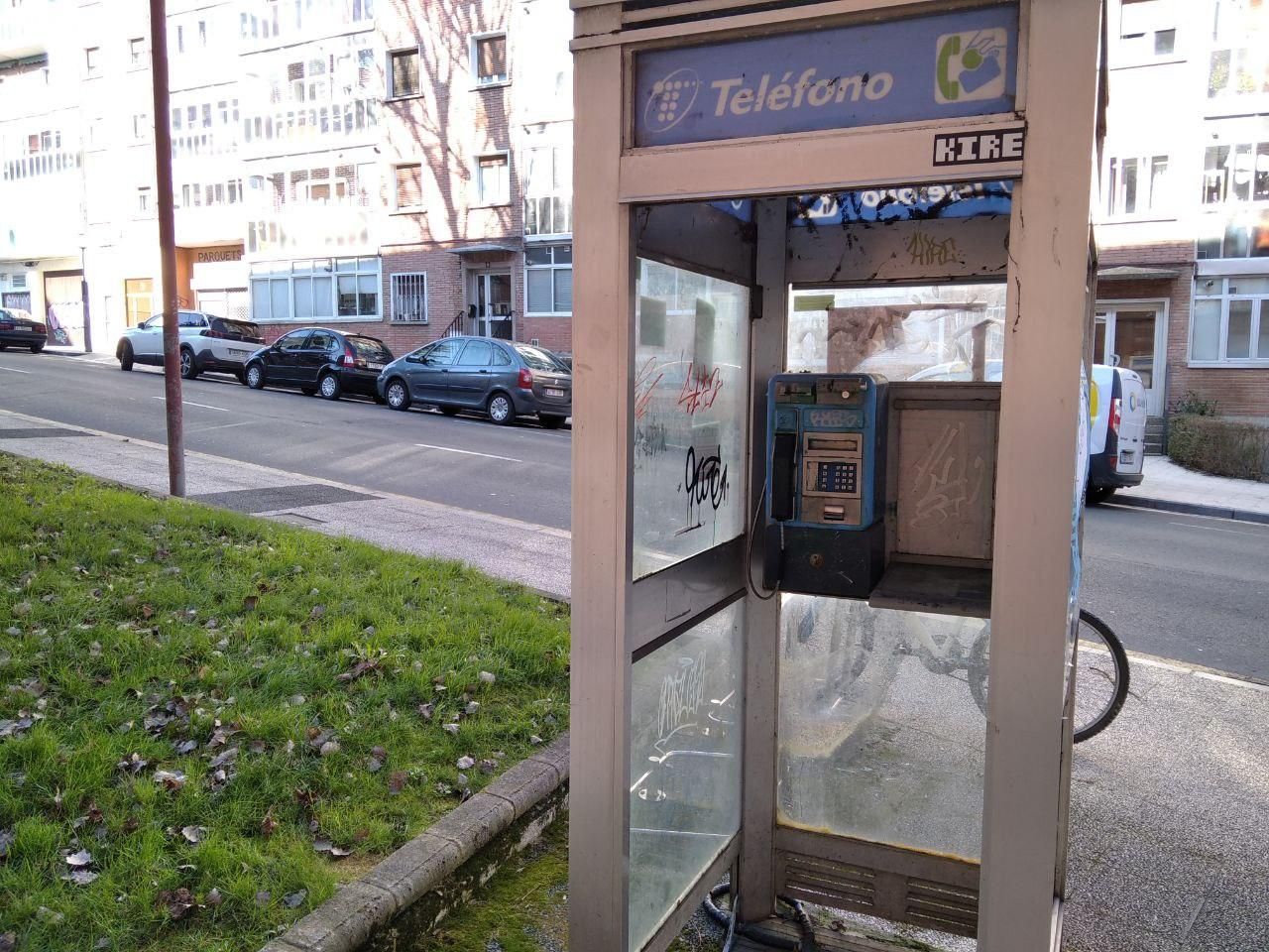 Cabina de teléfono en la calle León de Vitoria