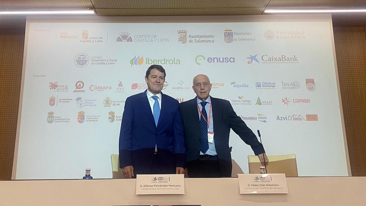 Mañueco y Pedro Díaz durante la clausura de la jornada del Libro Blanco de Salamanca.