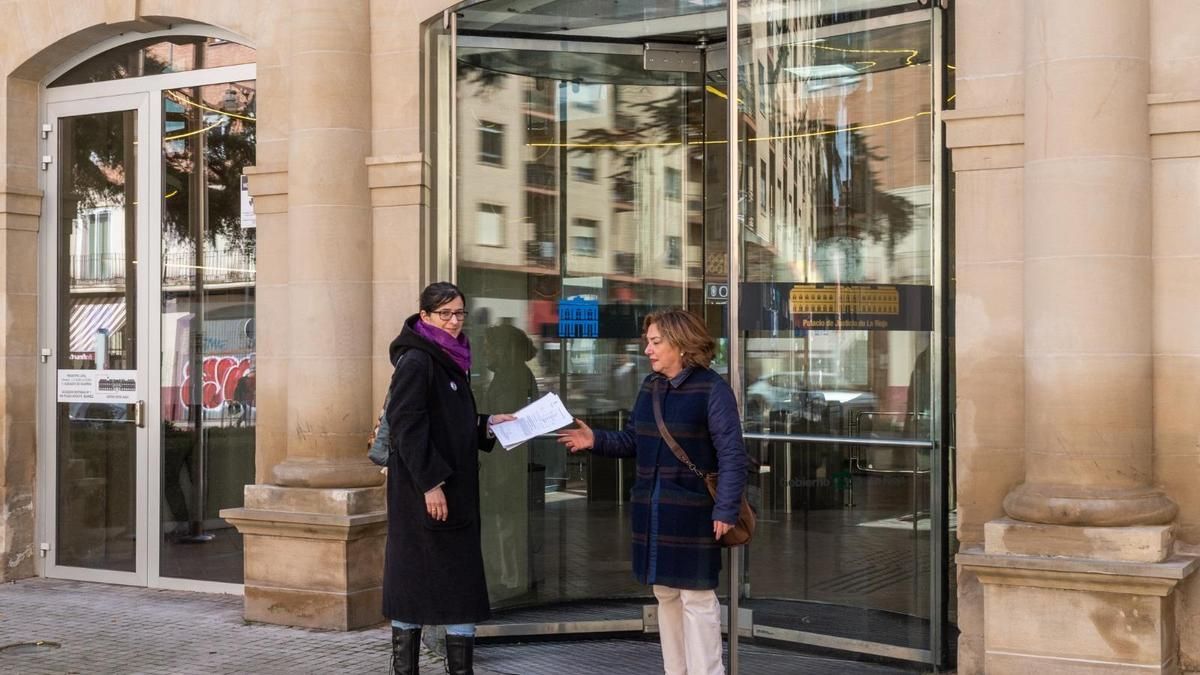 La asociación feminista Kirké entrega firmas para pedir una investigación sobre posibles casos de violencia institucional machista en La Rioja
