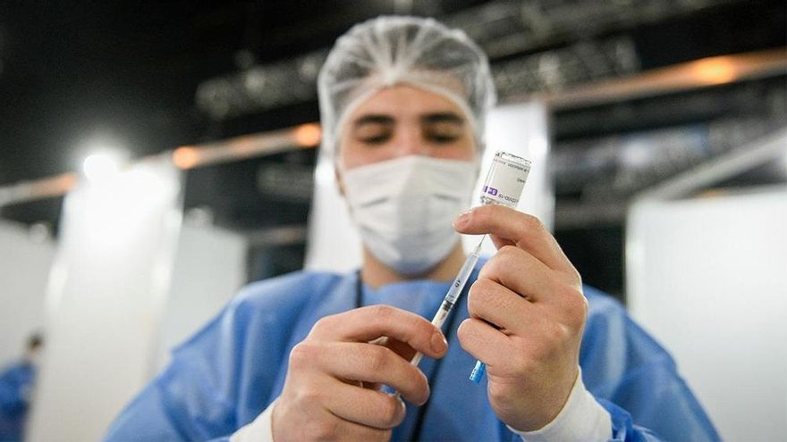 Un intervalo "de varios meses" entre dos dosis de AstraZeneca mejora su eficacia, según un estudio