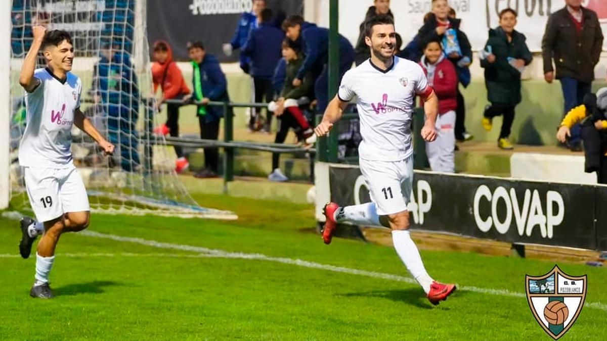 Jugadores del CD Pozoblanco celebran un gol