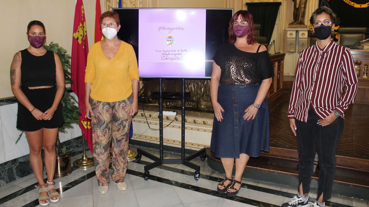La alcaldesa de Jumilla durante la presentación de la campaña