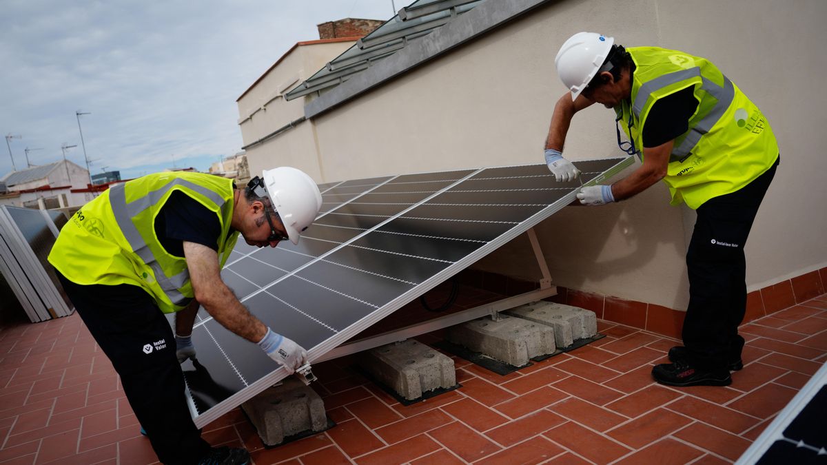 Imagen de archivo de placas solares de una comunidad energética de propietarios. EFE/Enric Fontcuberta
