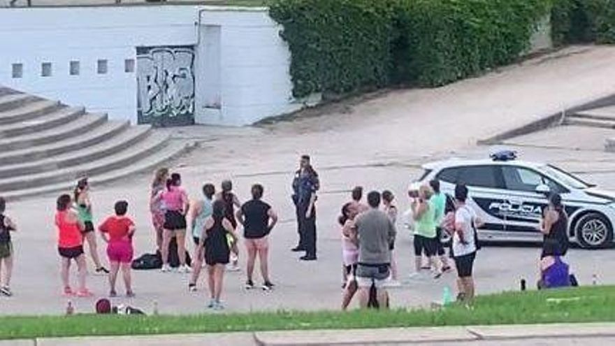 La Policía de Madrid interviene una clase de zumba e indigna a las alumnas: "No nos dejan bailar en un parque"