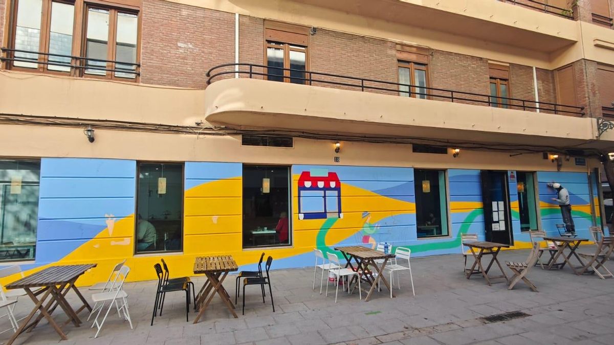 La cafetería del edificio de Goerlich, con la fachada pintada con unos colores que rompen el conjunto del inmueble que cuenta con protección parcial y está ubicado en zona BIC: