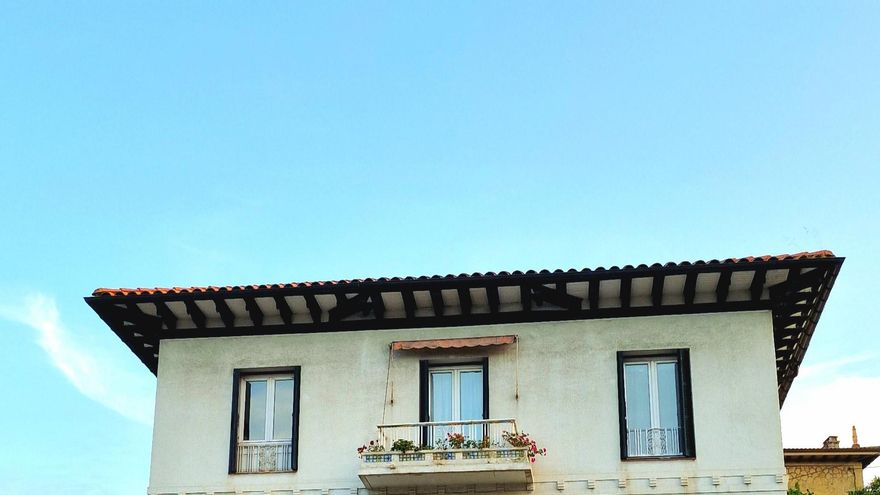 Denuncian el derribo en Donostia de una villa de 1932 para construir viviendas