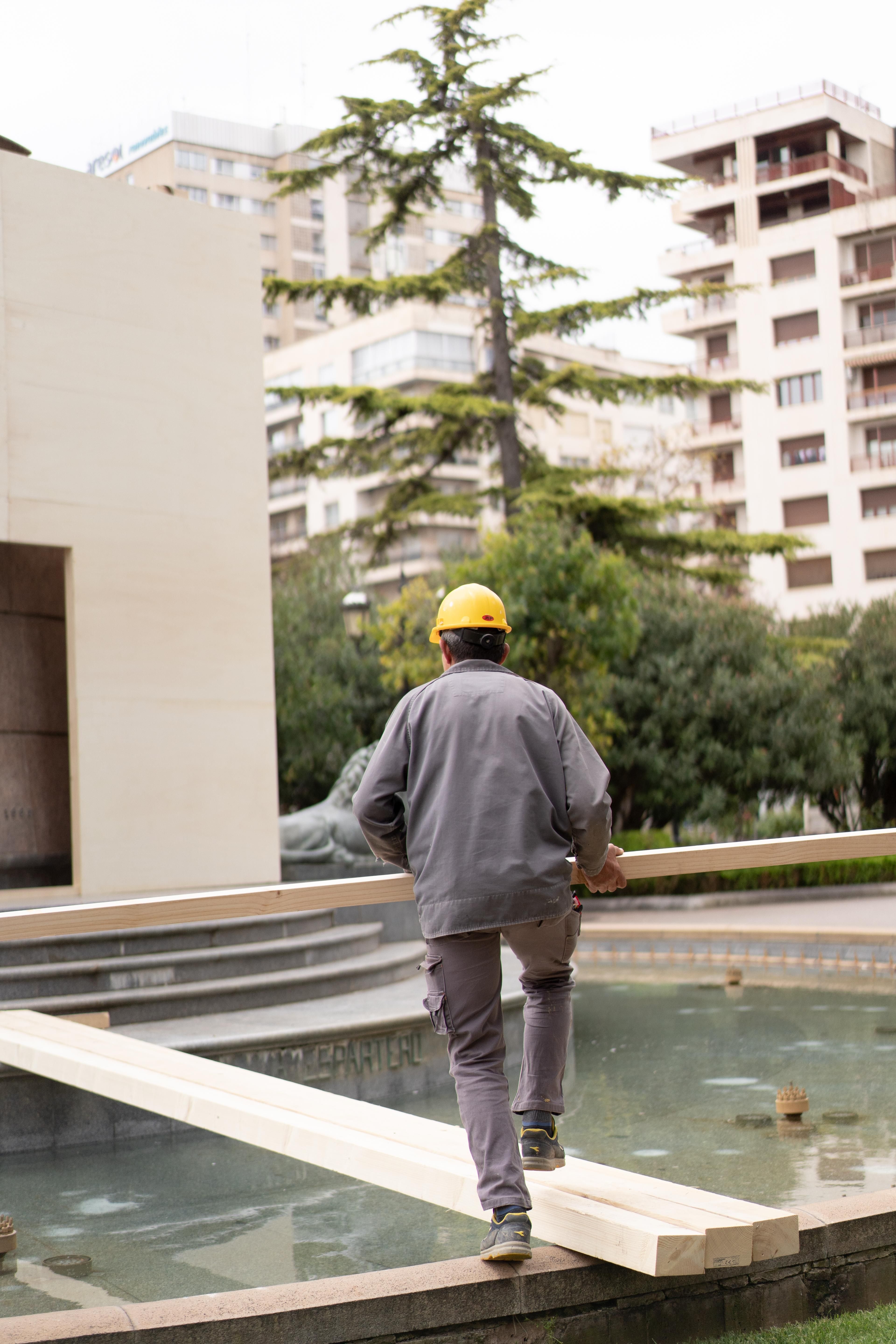 Los montadores de Concéntrico construyen la intervención en la fuente de El Espolón