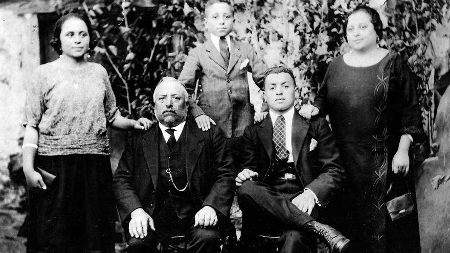 Elpidio Gonzalez, sentado junto a su padre, y sus tres hermanos, hacia 1922.