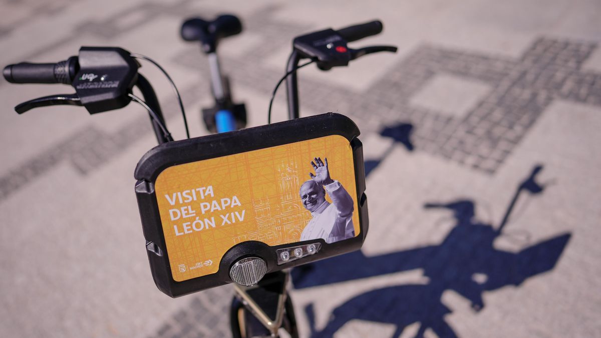 Una bicicleta de Bicimad rotulada por la visita del Papa León XIV a Madrid