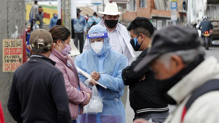 Equipos epidemiológicos de la Secretaría de Salud realizan la toma aleatoria de muestras de la Covid-19 el 27 de junio de 2020, en el barrio Vista Hermosa, localidad de Ciuda Bolívar, en Bogotá (Colombia).