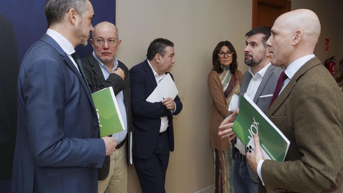 De izda. a dcha.: Los portavoces de los grupos parlamentarios de Vox, Mixto, UPL-Soria Ya y PSOE conversan antes del inicio de la reunión de la Junta de Portavoces.