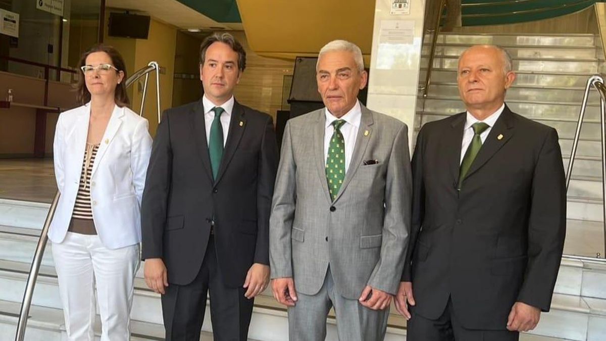 Jesús Albiol (segon per l'esquerra) és l'únic edil de Vox que es manté com a regidor del partit d'extrema dreta.