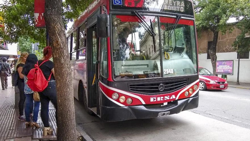 La UTA le pide una audiencia a Caputo para evitar la "paralización" del transporte de pasajeros