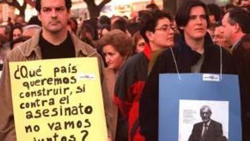 Txema Urkijo en una de la concentraciones tras el asesinato de Fernando Buesa.