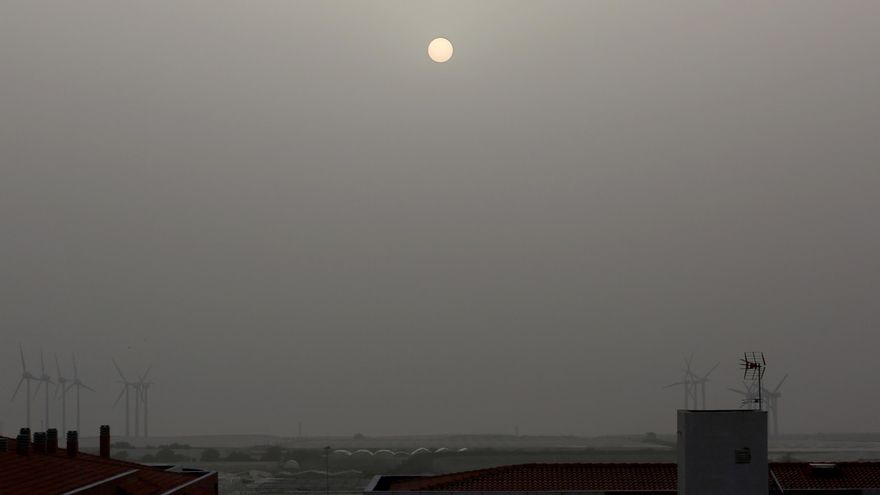 Baja visibilidad en Las Palmas de Gran Canaria por la calima, este lunes