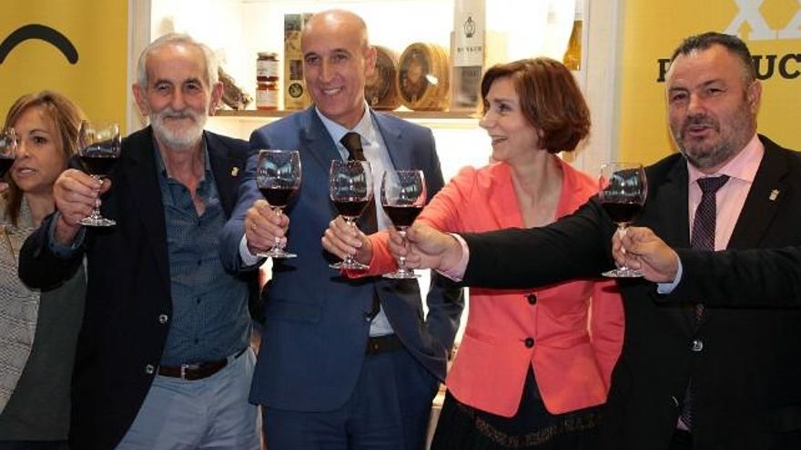 Peio García / ICAL La secretaria de Estado de Turismo, Isabel María Oliver Sagreras, acompañada del alcalde, José Antonio Díaz(CI), el presidente de la Diputación, Eduardo Morán(D), y del vicepresidente, Matías Llorente(I)