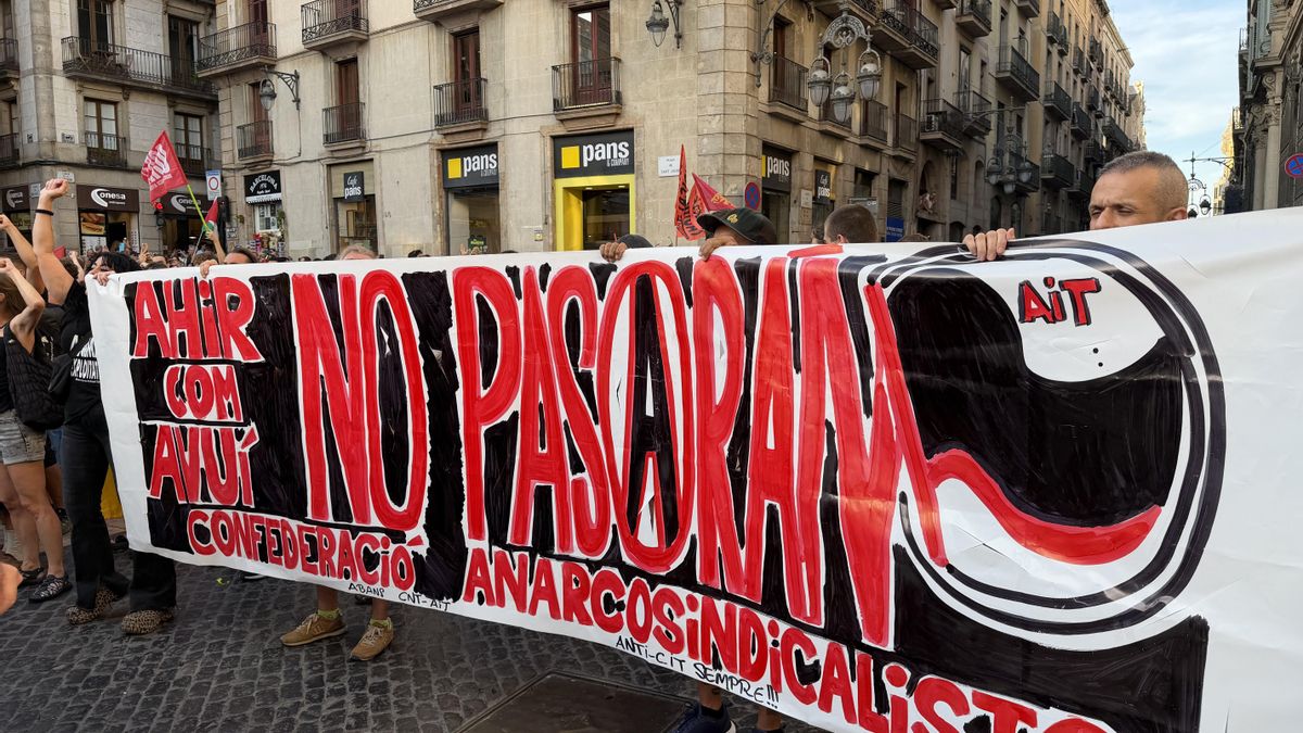 Medio millar de personas concentradas en Barcelona en rechazo a las manifestaciones por Ceuta convocadas por la derecha y la extrema derecha