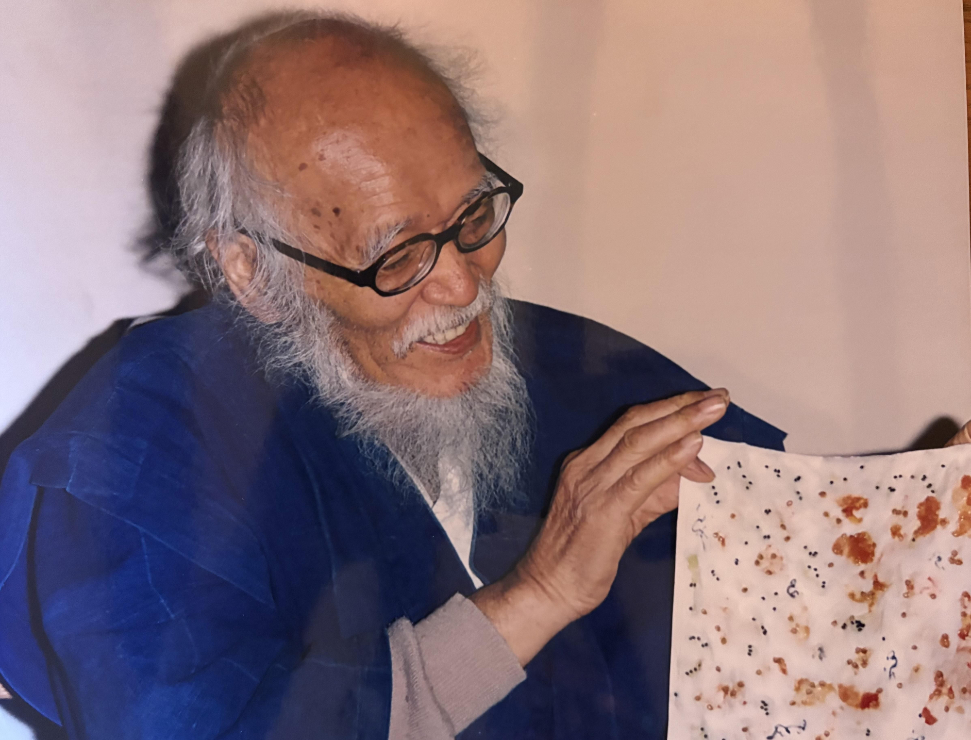 Fukuoka muestra semillas de tomate de ramallet mallorquín que se llevaría a Japón para experimentar en su finca