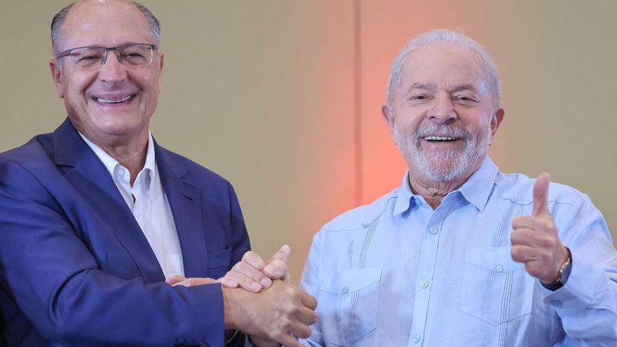 El exgobernador de San Pablo, Geraldo Alckmin, con el expresidente Lula da Silva en una imagen difundida el 8 de abril