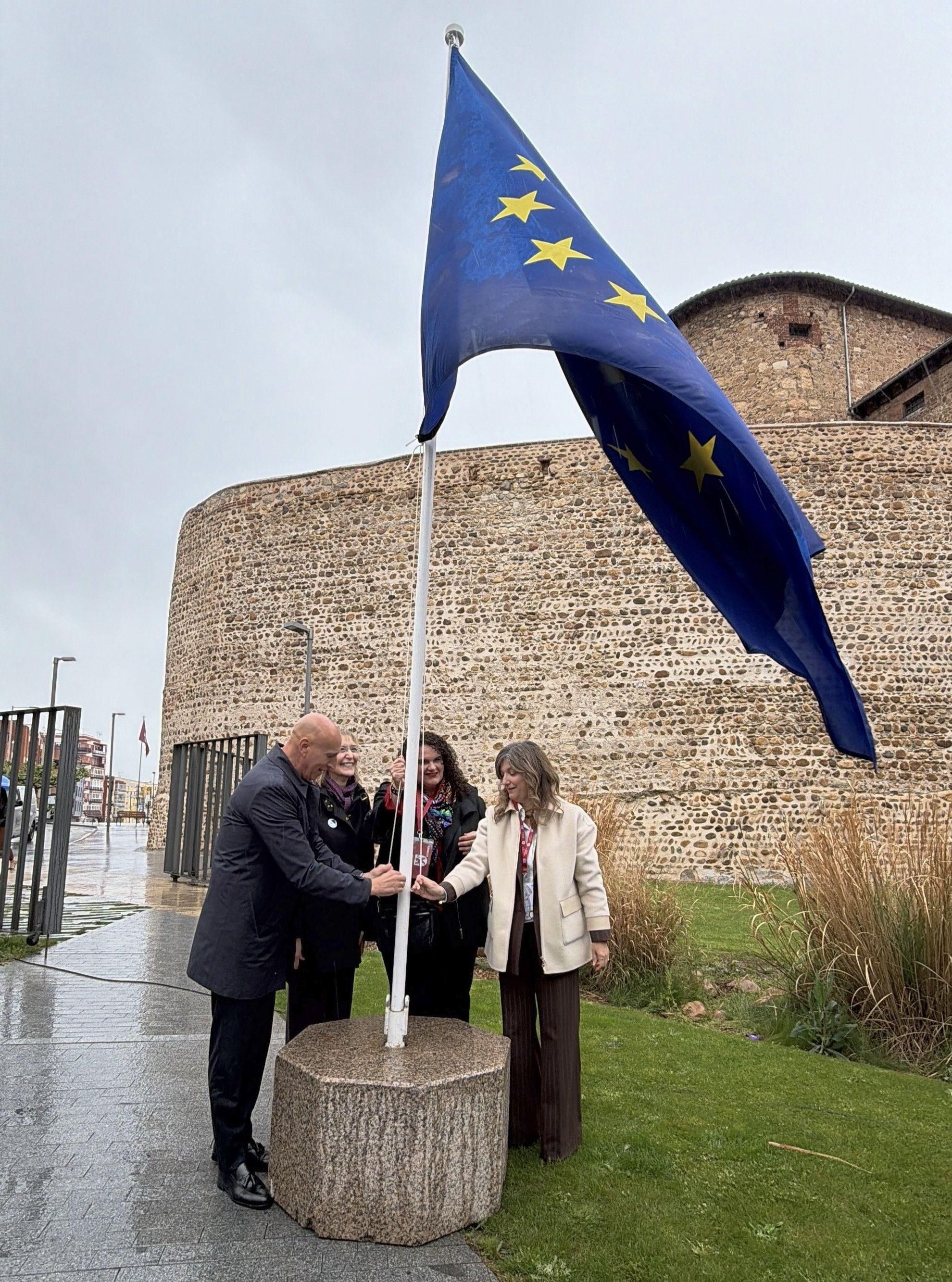 Alzado de la Bandera de la UE en la Era del Moro de León por el Día de Europa.