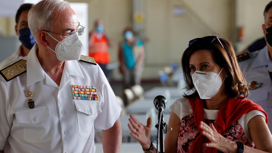 La ministra de Defensa Margarita Robles junto al Jefe del Estado de la Defensa (JEFAD), Teodoro López Calderón, en la Base Aérea de Torrejón este domingo. EFE/Zipi