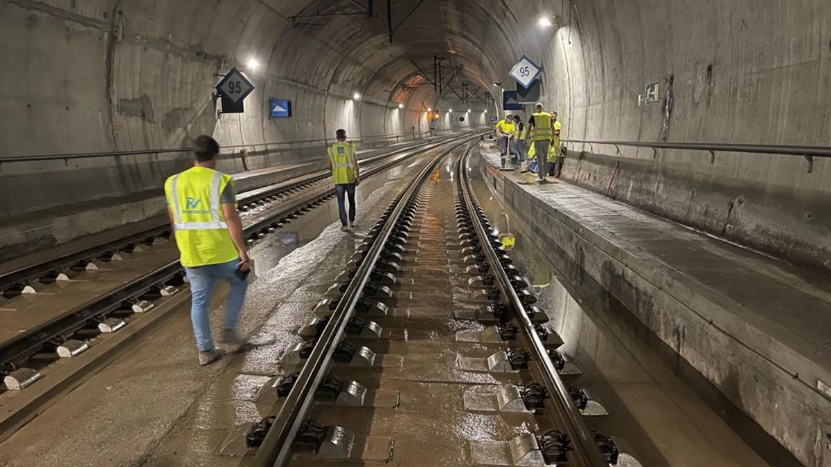 El túnel del AVE Madrid-València ya recuperado tras lograr achicar el agua con las bombas auxiliares.
