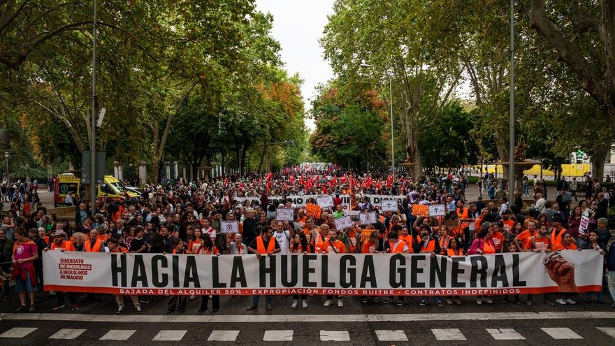 Numerosas personas sostienen una pancarta con lema 'Hacia la huelga general' durante la manifestación para exigir una reducción del precio de los alquileres de la vivienda, a 3 de octubre de 2026, en Madrid (España). Matias Chiofalo / Europa Press