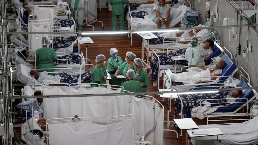 De acuerdo con el boletín divulgado por el Ministerio de Salud, el número de muertes en Brasil desde el comienzo de la pandemia llegó a 533.488, pero el promedio de fallecidos en la última semana cayó hasta 1.296 diarios este domingo, el menor en cuatro meses. EFE/ Sebastiao Moreira/Archivo
