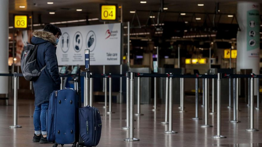 Un viajero en el aeropuerto de Bruselas.EFE/EPA/STEPHANIE LECOCQ/Archivo