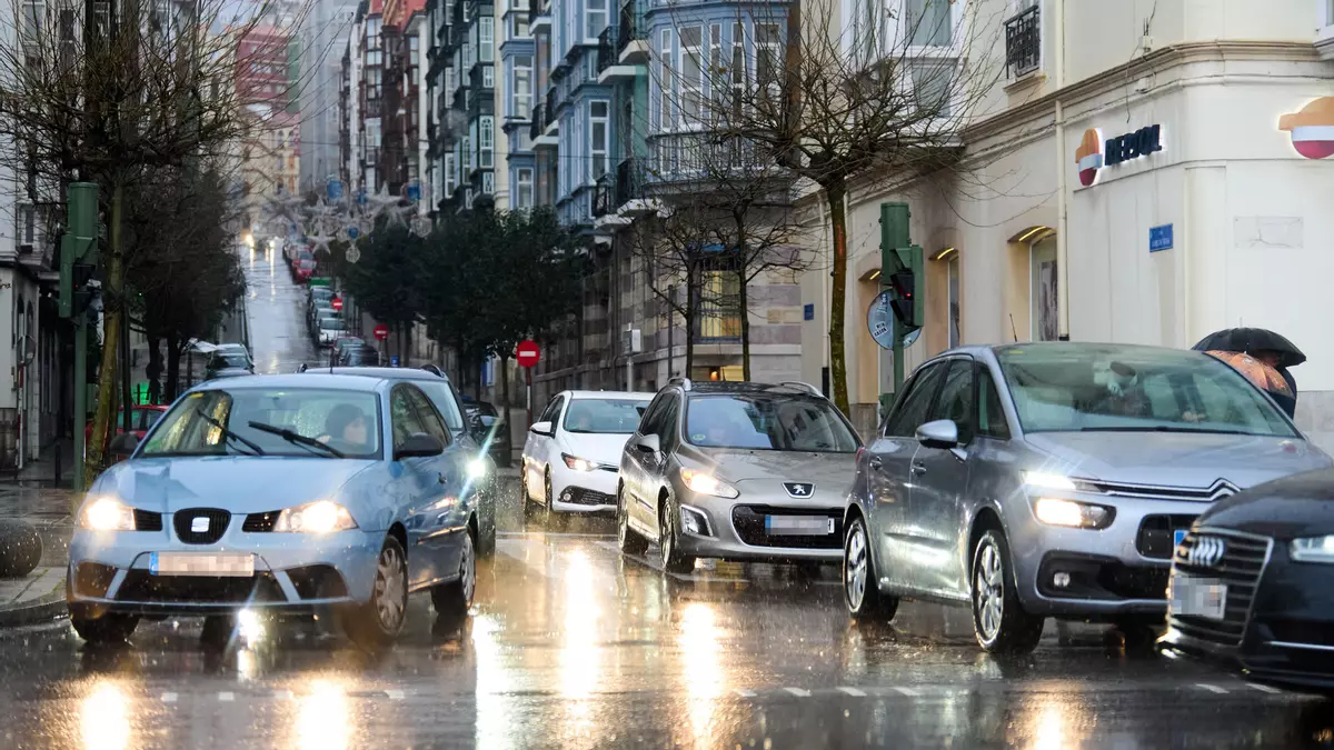 Tráfico en una calle del centro de Santander