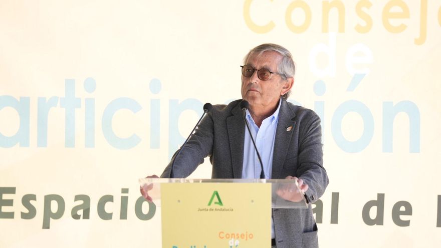 Archivo - El biólogo Miguel Delibes de Castro atiende a los medios de comunicación momentos antes del Consejo de Participación del Espacio Natural de Doñana. (Foto de archivo del 8 de julio de 2024).