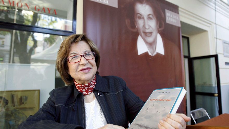 La poeta Dionisia García dona su pluma y una taza de Silesia al Cervantes como legado