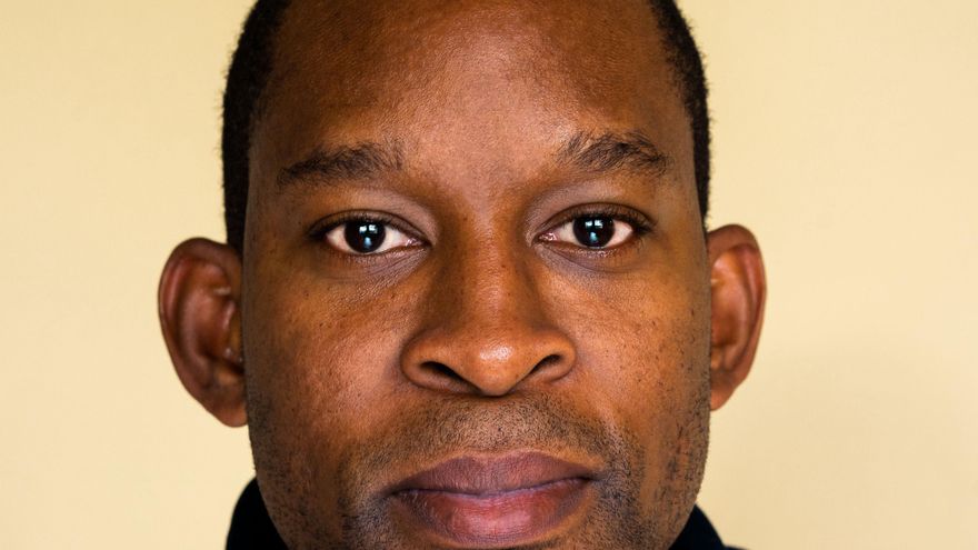 Dipo Faloyin, periodista: “Para acabar con los estereotipos sobre África es esencial enseñar en los colegios las realidades colonialistas”