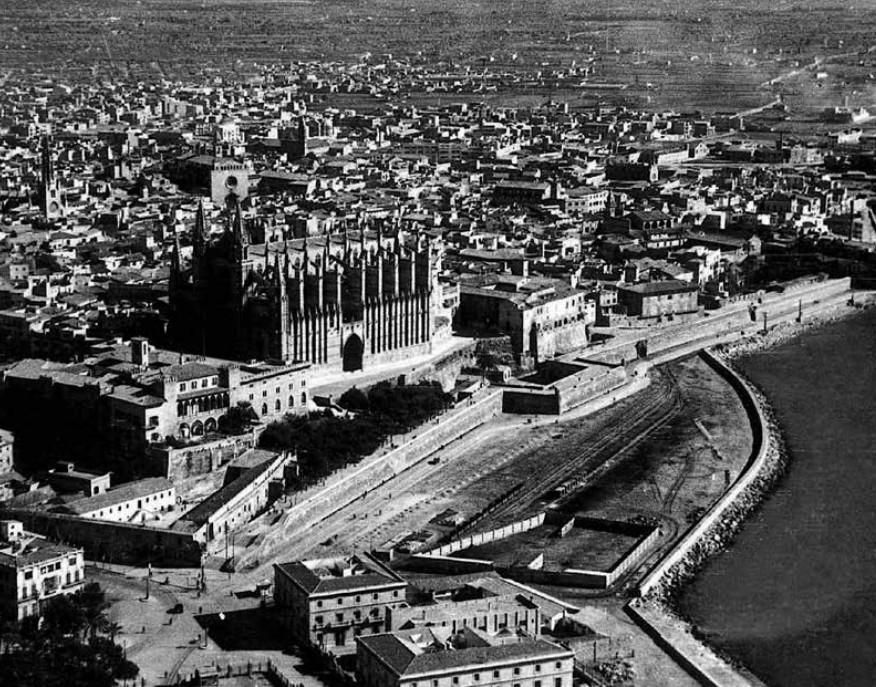 Fotografia aèria de Palma a finals dels anys cinquanta, amb les vies de tren que comunicaven amb el port