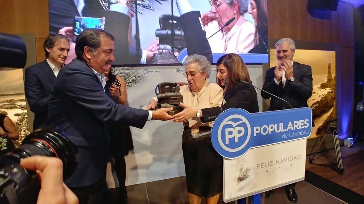 Entrega del I Premio de Afiliado Relevante del PP de Cantabria a Elicia de la Serna.