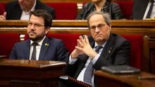 El president Quim Torra y el vicepresident Pere Aragonès ocupan sus escaños este miércoles en el Parlament