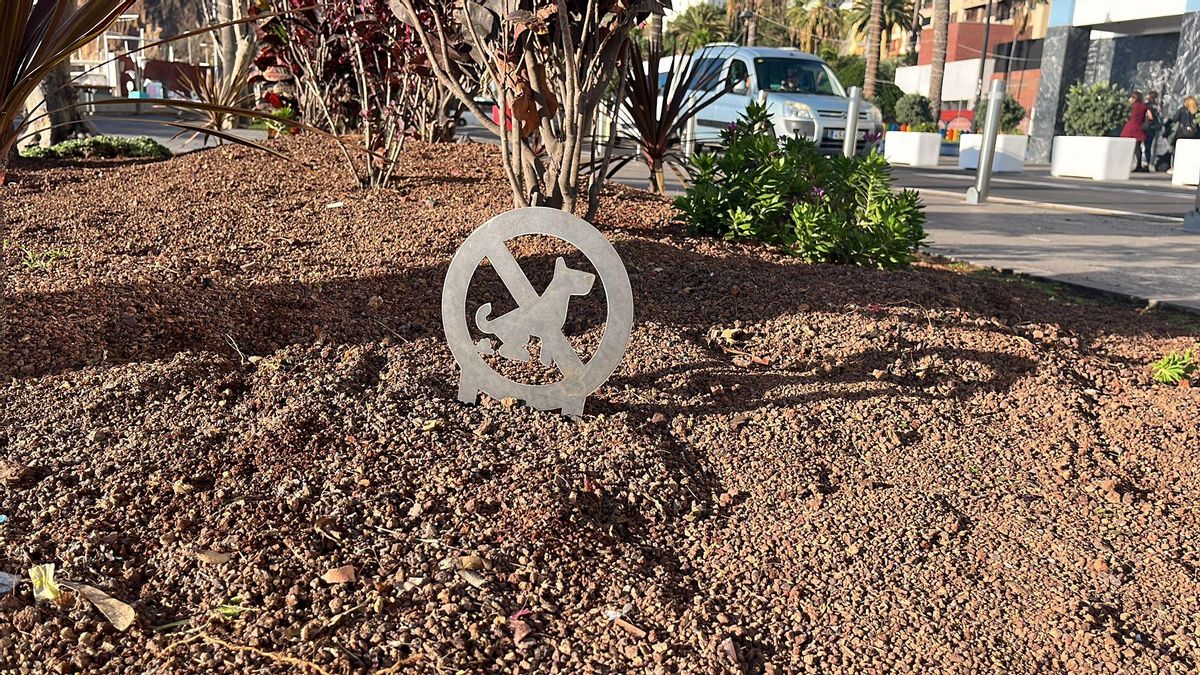 Señalética instalada por en los jardines de Santa Cruz de La Palma para recordar la obligación de recoger los excrementos caninos.