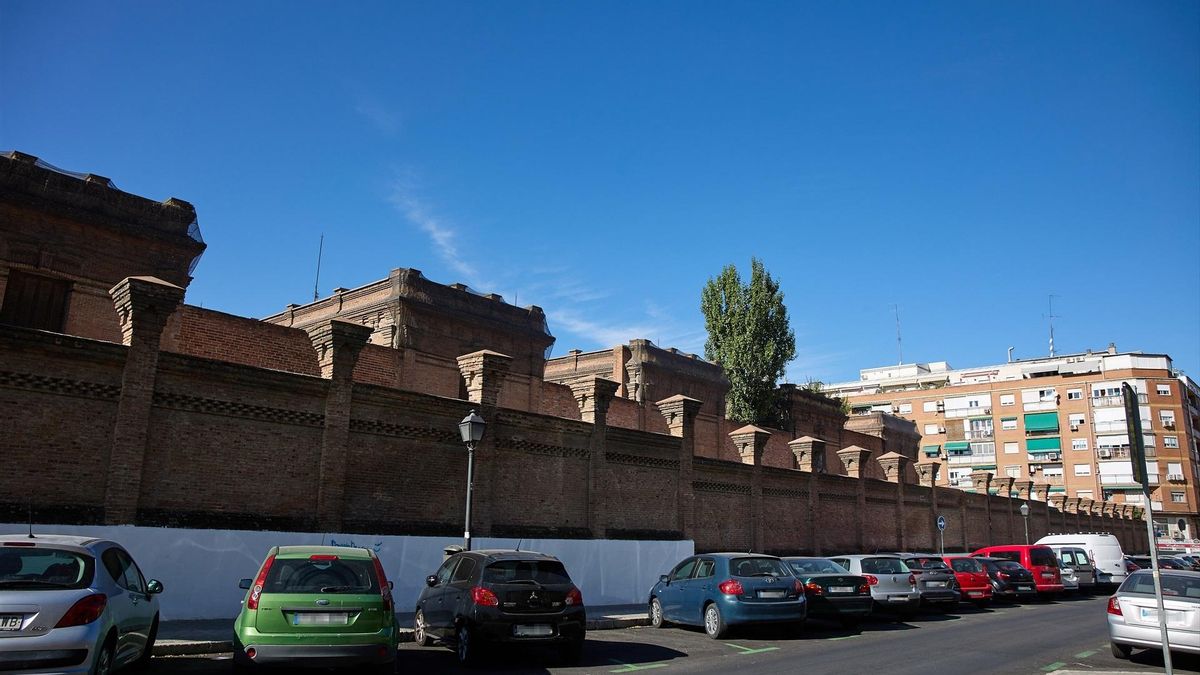 Varios coches aparcados en el Centro de Inserción Social de Victoria Kent en una imagen de archivo
