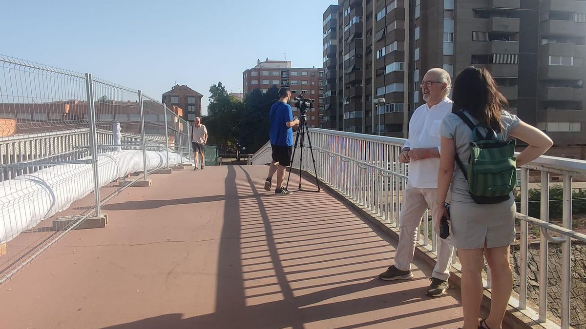 Una tubería a través de la pasarela entre Divino Maestro y Duques de Nájera para solucionar los problemas de reventones