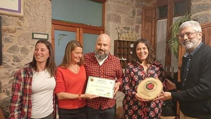 Entrega del galardón a la empresa apícola Los Izanes.