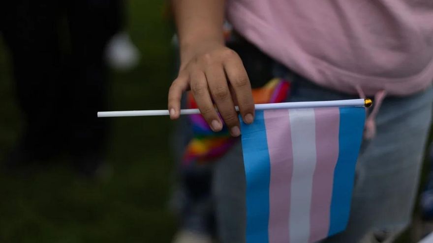 El Gobierno quiere prohibir lo que ya está prohibido y alienta mitos sobre las infancias trans