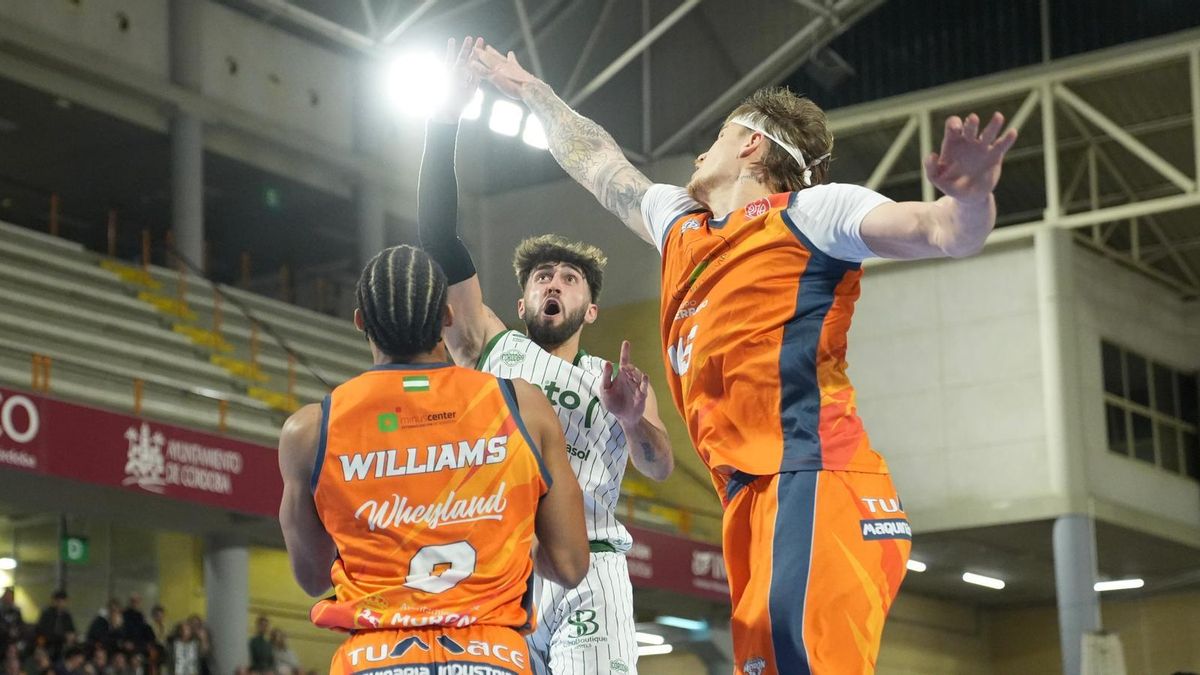 Lance del duelo entre el Coto Córdoba y el CB Morón