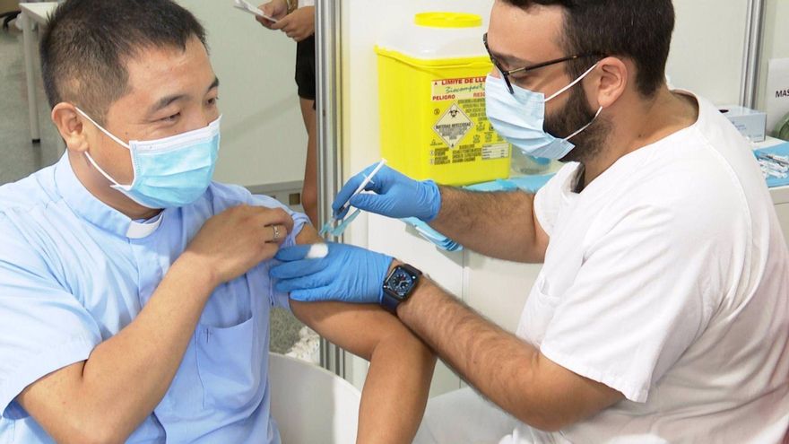 Un sanitario vacuna a un hombre en València en la primera jornada de vacunación sin cita previa.