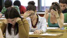Alumnas de Bachillerato en un examen de selectividad. /EFE