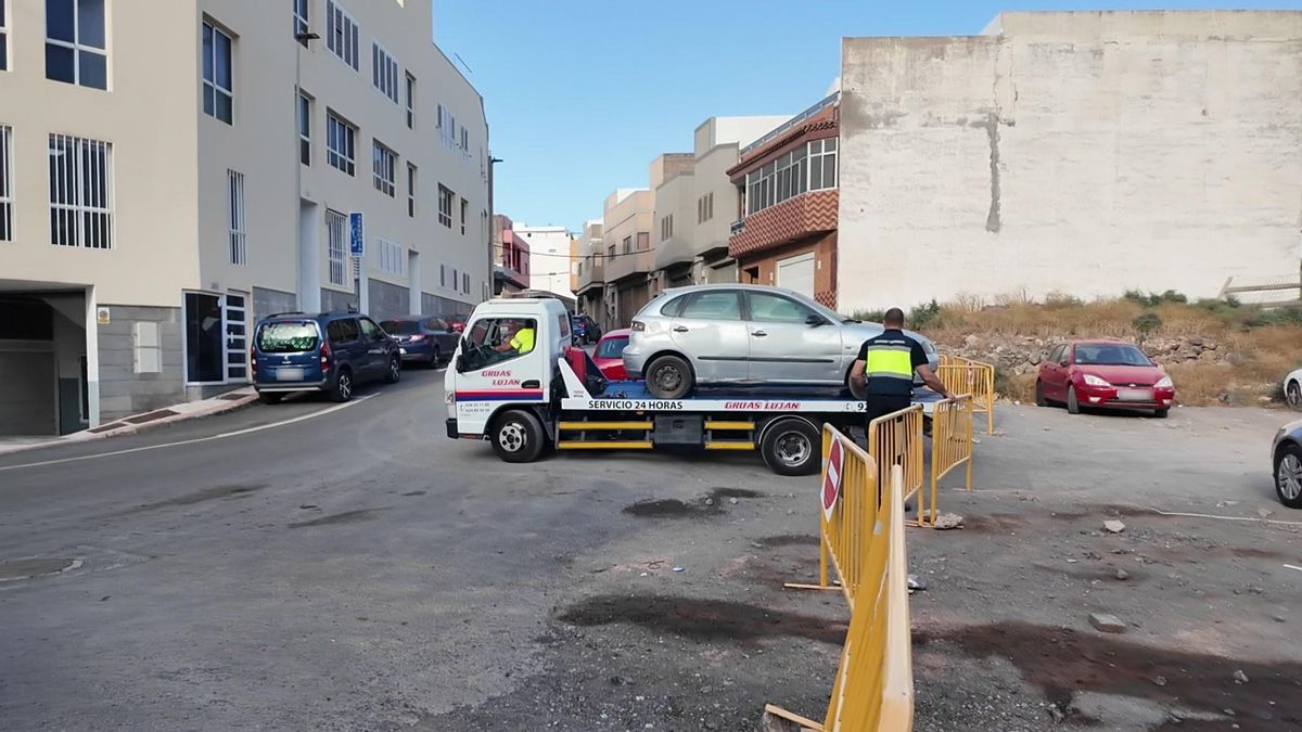 Ingenio retira de la vía pública en una mañana más de 20 vehículos abandonado
